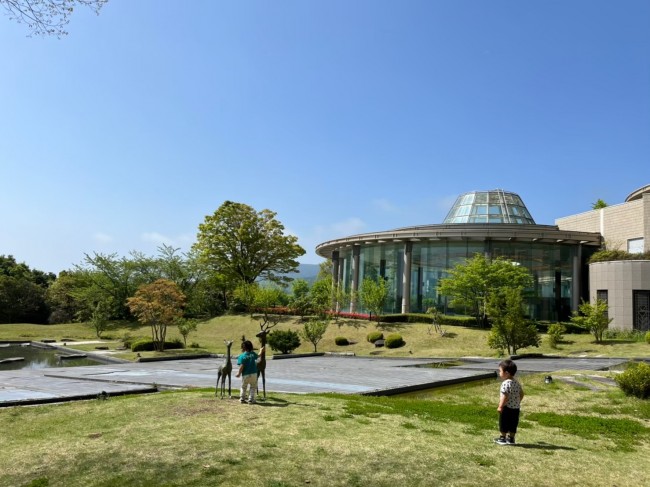 二日目は快晴。新緑の季節、ホテルの庭が素晴らしかった!