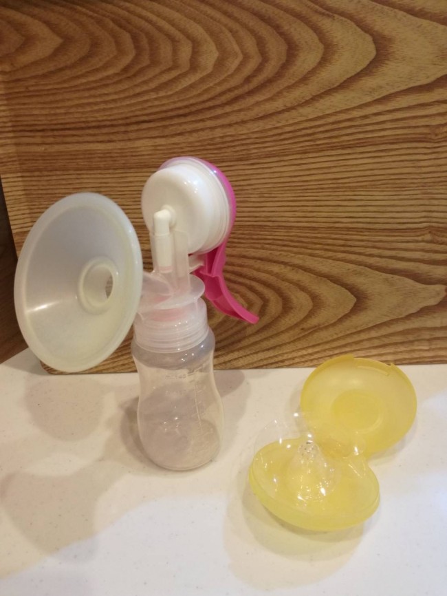 上手におっぱいを吸えなかった新生児期から、搾乳機は大活躍。乳頭保護器は、おっぱいが切れたときに使いました
