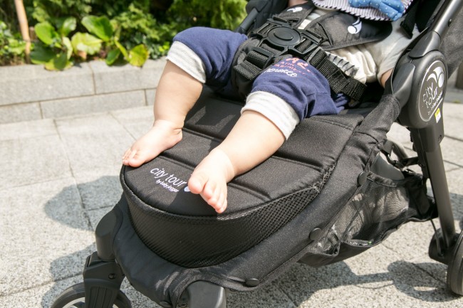 背が低い時期には、足置き場として上に上げて。寝てしまった時も活躍