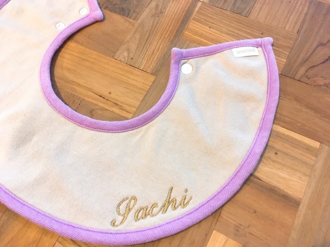 マールマールは英字の刺繍が。マカロンカラーにゴールドのステッチが可愛い!