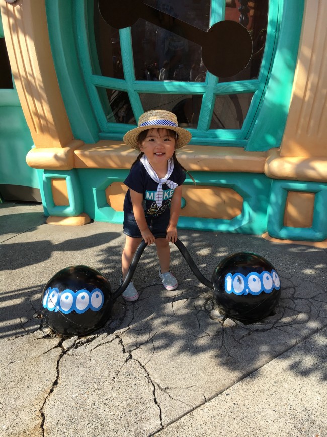 トゥーンタウンの街中にこんなしかけも。力持ちになれちゃう!