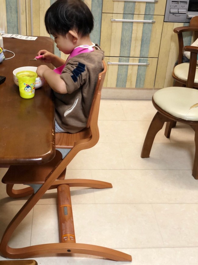 年代物の椅子をテーブルにつけていたときに比べて、部屋もすっきりおしゃれに見えます