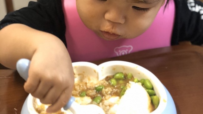 《ベビービョルンは食器もすごいんです!》感動のデザインで、子どもの「自分で食べたい」をサポート&ママのお手入れも楽に♪