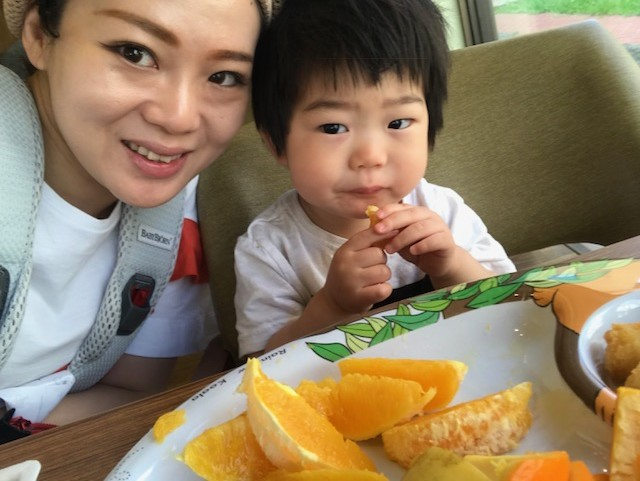 母子旅行だと、子供ひとりで待たせておけないシーンがたくさん。ホテルのビュッフェでも、食事をとりに行く時に抱っこひもが活躍