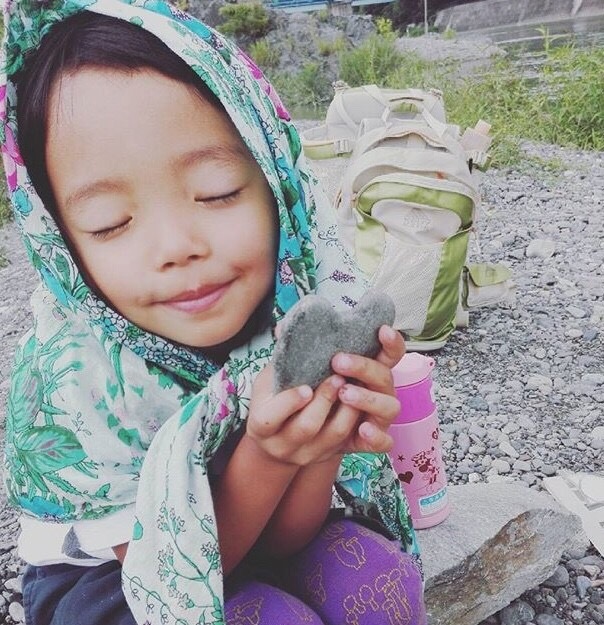 おしゃれのポイントにもなる巻物。物語から飛び出してきた、マッチ売りの少女みたい!