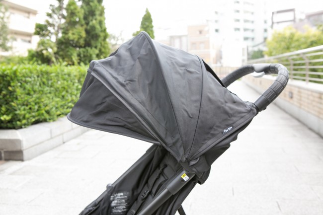 大きなフードは、見た目だけじゃなく紫外線もしっかりカバーできる優れもの素材