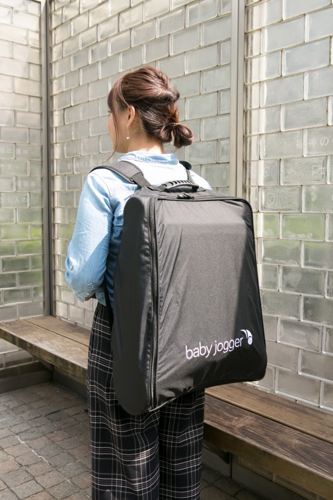 背負うと、こんな感じ。移動時、背負えて両手が空けられるベビーカーは珍しい!