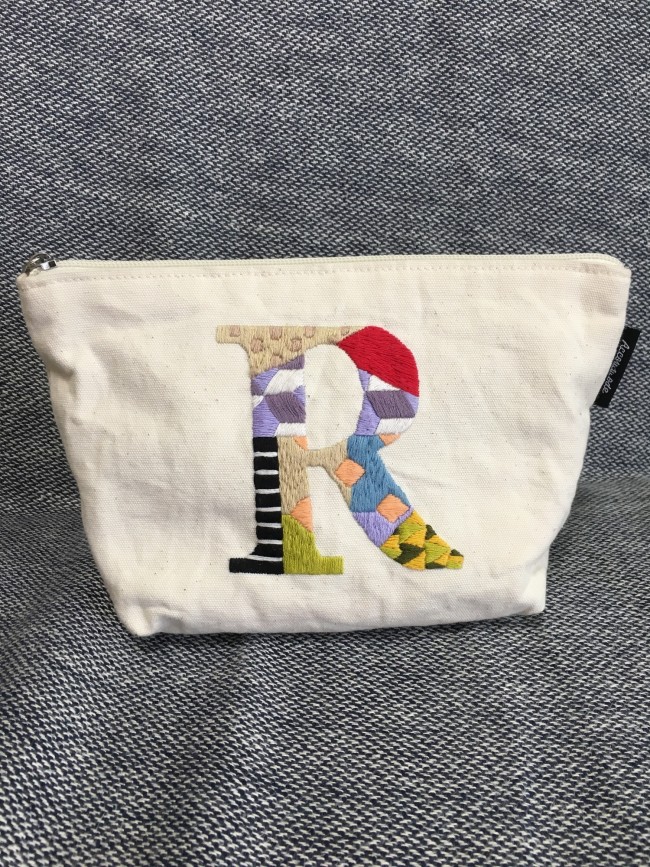 ご友人からのプレゼントでいただいたそう。息子くんのイニシャル刺繍が超キュート!