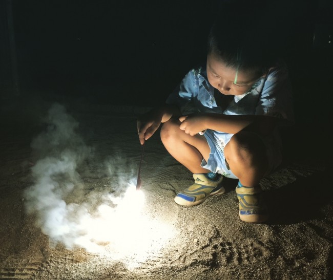 アロハのセットアップを愛用中の夏男子も。花火のときは、足の甲が出るサンダルは厳禁です!