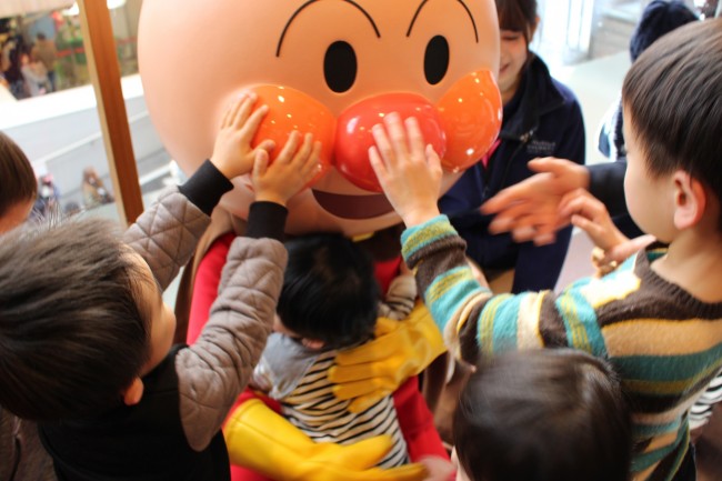 アンパンマンは大大大人気! こどもたちも大興奮です