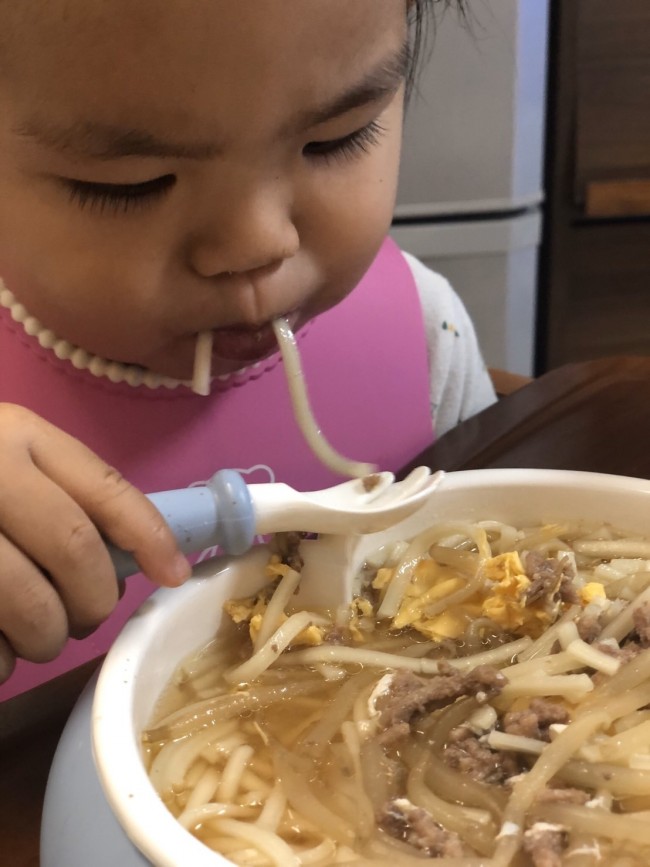 麺類だって一人で上手に食べられるように。これには家族で感動！