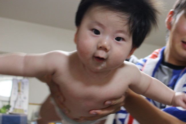 まるでパラシュートで空を飛んでいるみたい! いつもと違う景色で、赤ちゃんも楽しそう