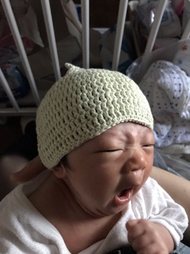 新生児期は、やわらかな素材のクロシェット帽がおすすめ