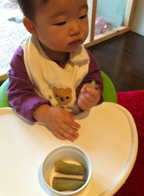 成長によって提供する形状を変えて。スティック状に切っておけば0歳の手掴み食べ練習にぴったりです