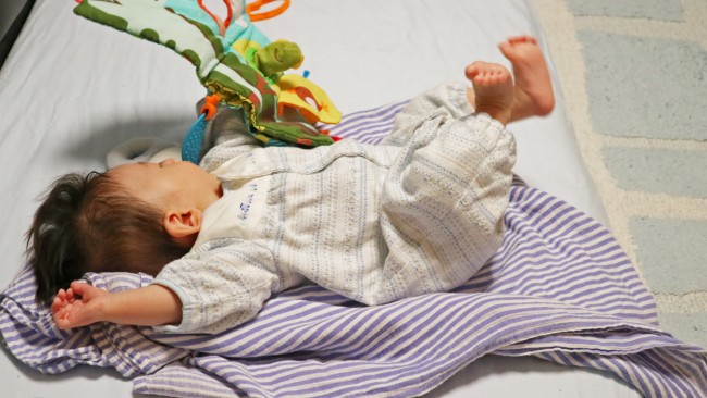 《読書の秋♪》0歳児が好きな絵本って、どんなもの? 音、色、仕掛けで楽しもう!