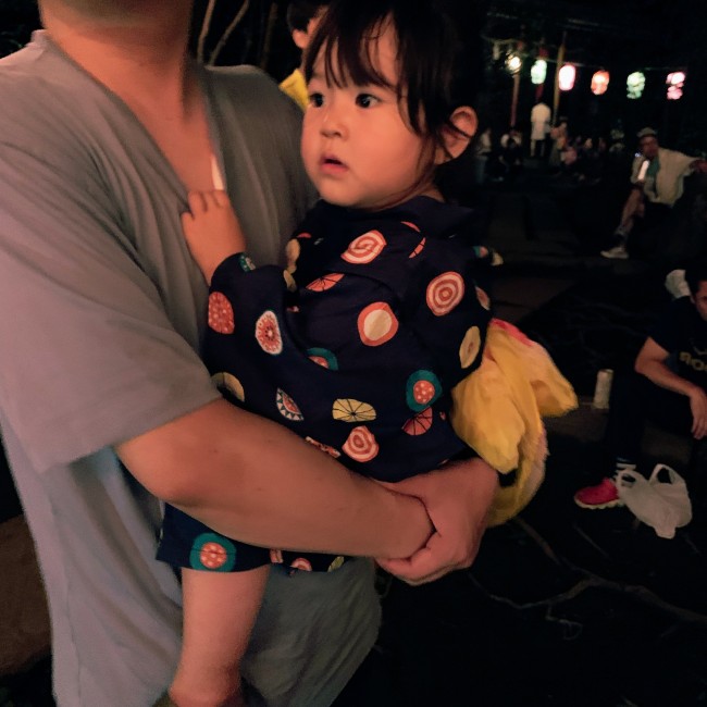 お祭り開始すると、音や踊りにちょっぴりドキドキ…