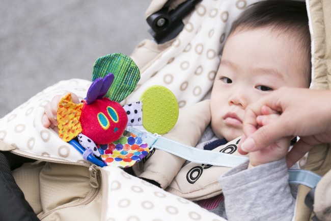 裕吾くんお気に入りは「はらぺこあおむし」のおもちゃ。触り心地や、噛み心地が好きなのかな?