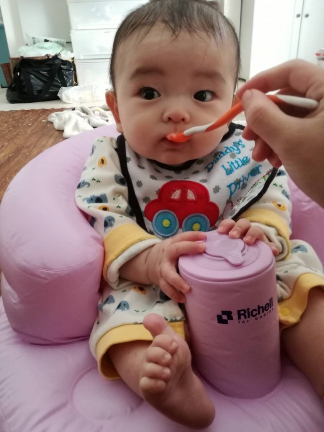 おすわり前は、バウンサーやベビーチェアに座らせて食べさせます