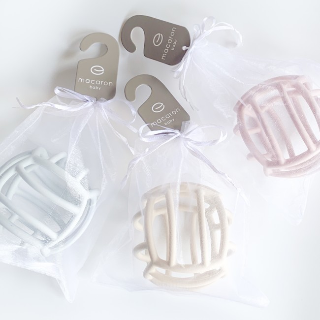 オーガンジーの袋にリボンをかけた包装は、ギフトにもぴったり