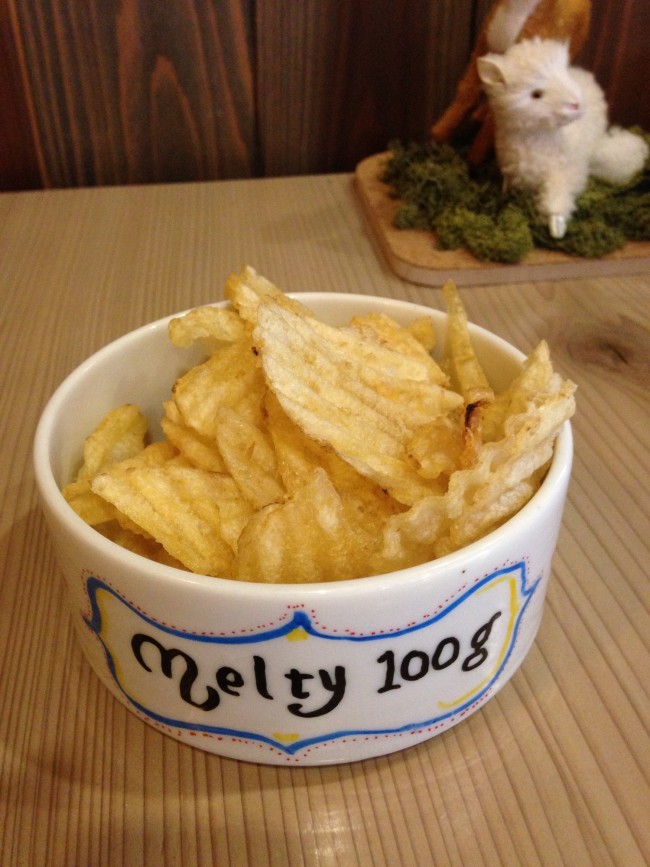 北海道ならではのポテトチップス! パフェのあとにつまむと最高!