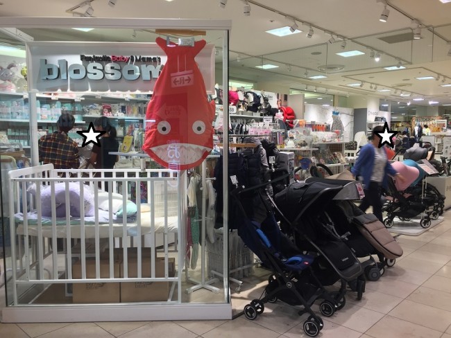 たくさんのベビーカーが並べられている店内。かわいい雑貨も充実しています