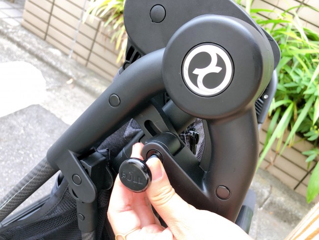 このピンを引いてから、ハンドルを広げます