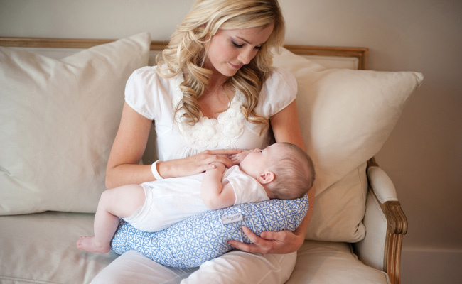 腰痛などに悩まされる授乳期。ママが楽な体制で授乳することができます
