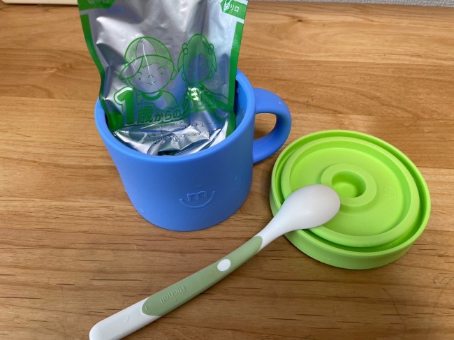カップにお湯を張ってパウチを湯煎。外出先でもあったかくて美味しい離乳食が食べられます
