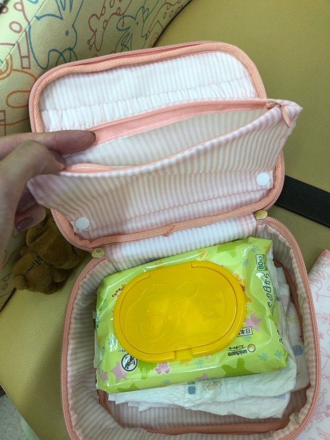 おむつもおしりふきもすっぽり入るちょうどいいサイズ感。インナーポーチに細かなものも入れられます