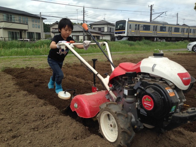 長男(小1)は、耕運機デビュー! ますますハマりそうです