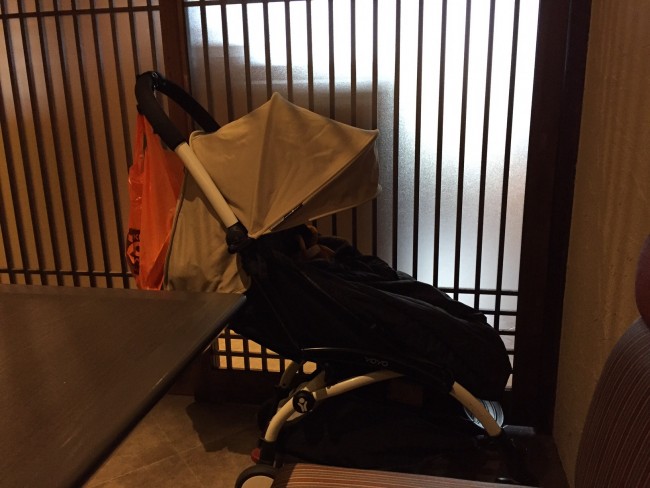 おねんね中、レストランの隅に置かせてもらってもスペースが気になりません。コンパクトでたすかりました