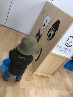 飼育員さんと同じ制服と帽子が着られてとっても可愛い♡