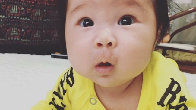 《◯ヵ月で、何をする?》人見知りや後追い…赤ちゃんの発達はいつどんなものがあるの?