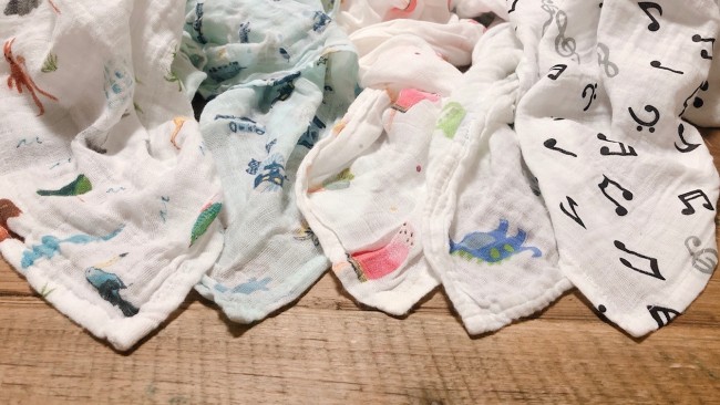 《人気のおくるみ5種比較!》エイデン、ルルジョ、ウィーゴアミーゴ…、生地感&デザインはどう違うの?