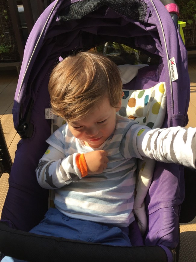 ベビーカーからはみ出す腕にもしっかりと日焼け対策を!