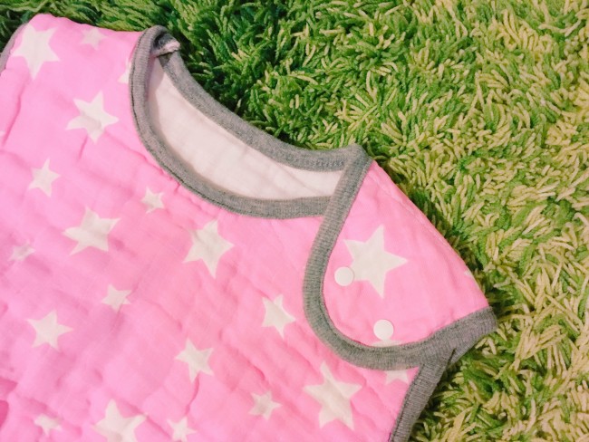 肩にボタンがついています。赤ちゃんの睡眠を邪魔せず、ママも着脱しやすい位置