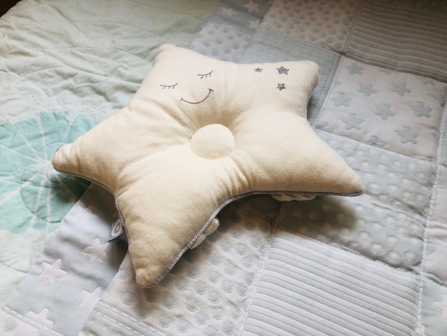 小さな頭を乗せる専用まくら(ピロー)は、良い夢を見られるように可愛い星デザインを☆