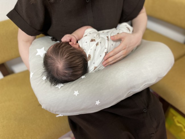 腕だけでの抱っこでなく、クッションがサポートしてくれます