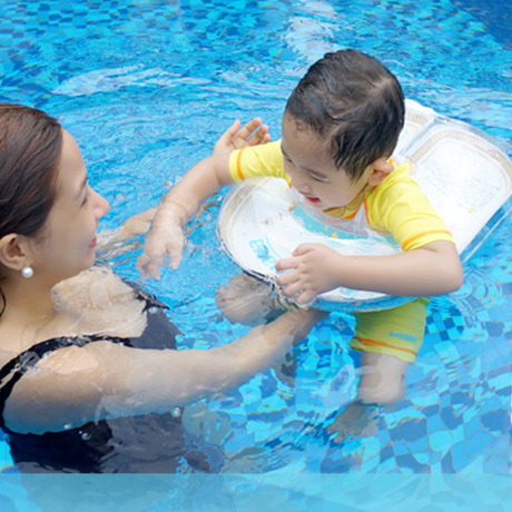 子供の体力をつけたり、体幹を鍛えると言われているスイミング。子供は水に触れ合うのが大好きです