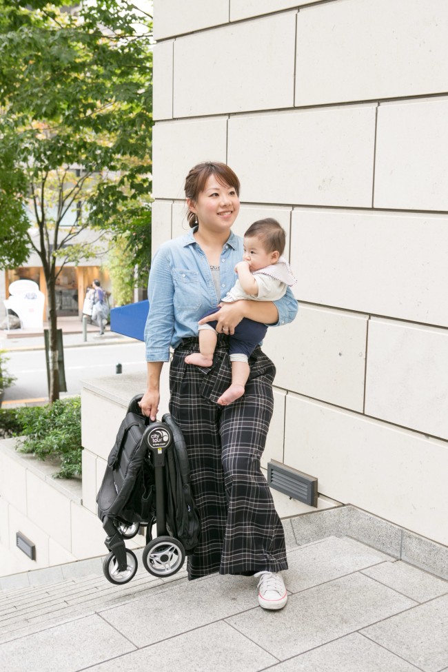 しっかりと持ち手が付いているので、折りたたんだ状態でも安定して運ぶことができます