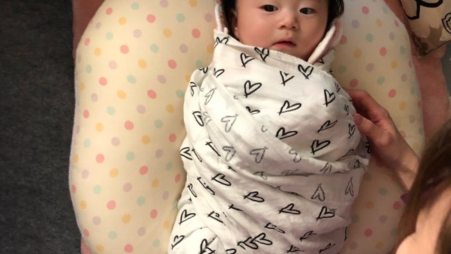 《おくるみのコツ》実際の赤ちゃんで試してみました! 正しいおくるみの使い方解説♪