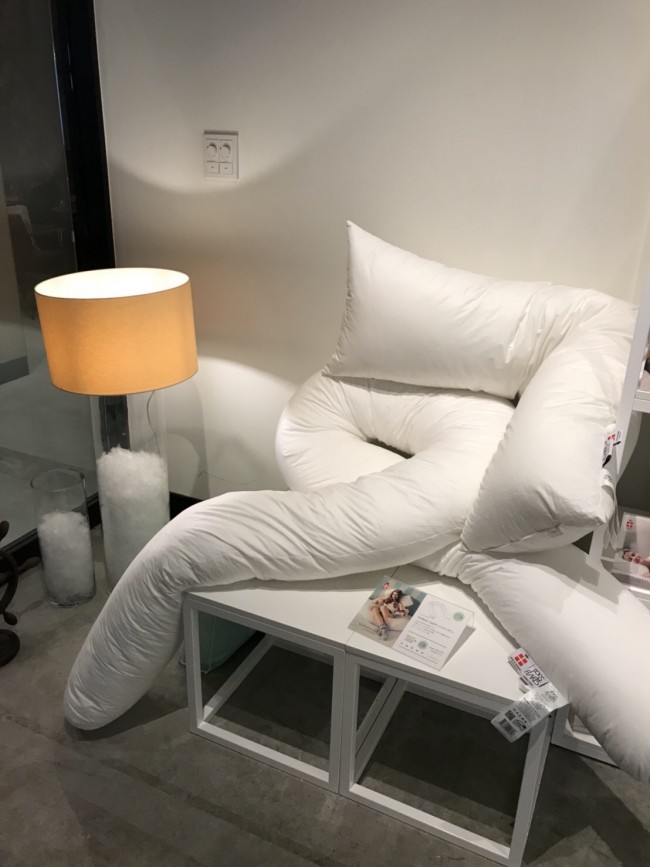 ベビー用寝具はもちろん、授乳中のママ向けのナーシングピローも展開しています