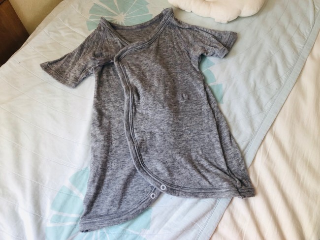 足元にスナップブタンがついた長い肌着が、コンビ肌着