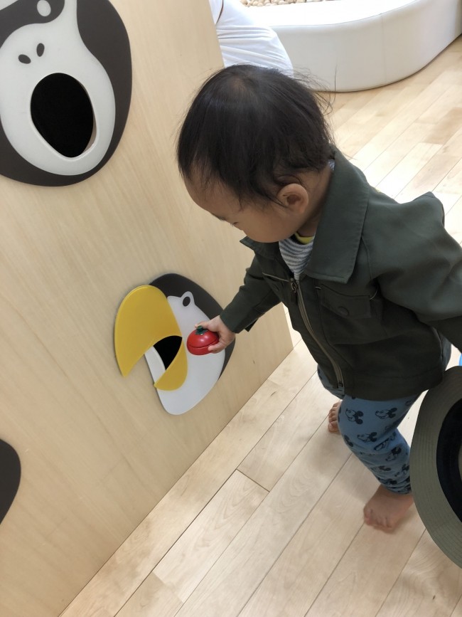 自分でトントン切ったお野菜(おもちゃ)をバケツに入れて運んで、お口へ「はいどーぞ」