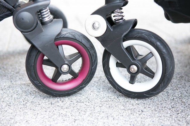 バガブーといえば、白いホイールをイメージする方も多そう。ダークレッドだと、全体の印象がぐっと落ち着いて見えます