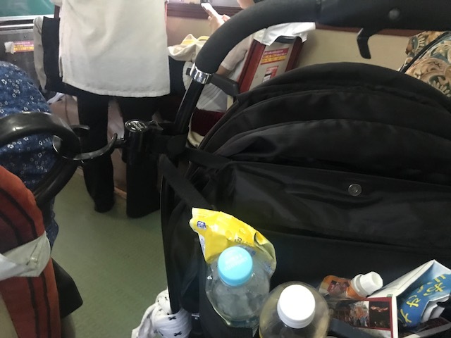 フックを使って座席にベビーカーを固定。地方の公共機関は、ベビーカー慣れしてないことも多いので、コンパクトバギーが◎