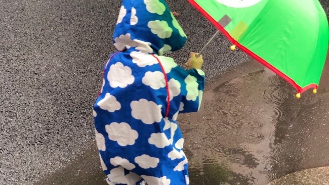 《子どもは雨の日が大好き♡》レインポンチョ、傘、長靴… 我が家のレイングッズ、こんなもの使っています♪