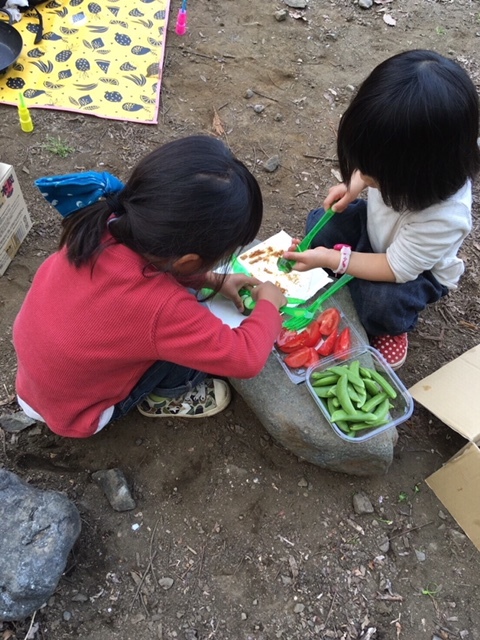 女の子たちは、食材を切ったりさしたり。立派なお手伝いさん♪