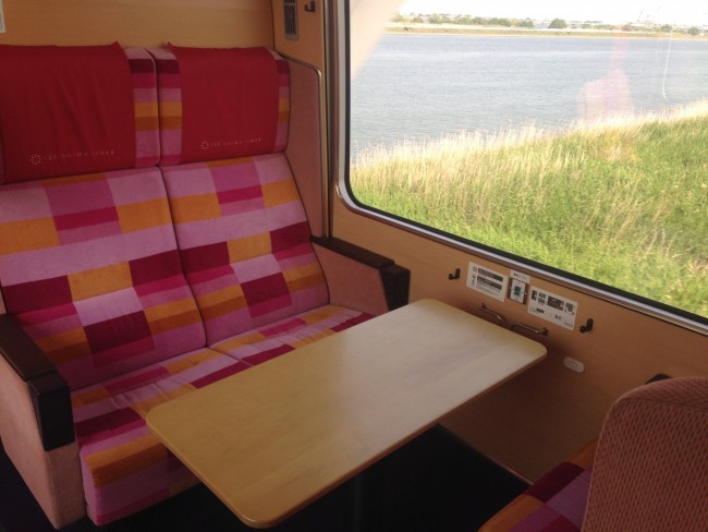 座席は広い空間で、小さな子連れでも快適そうです