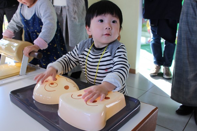 パンをこねこね。ジャムおじさんになった気分!?